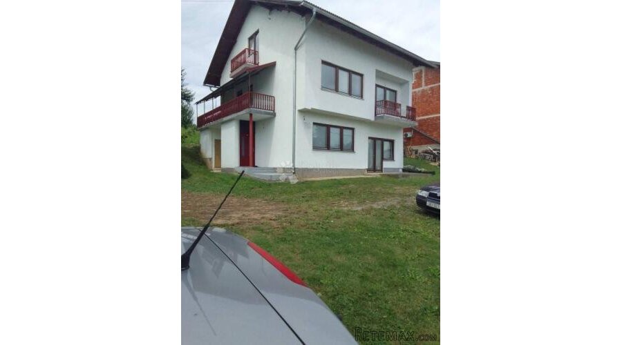 Kuća s 2 stana i PP u prizemlju