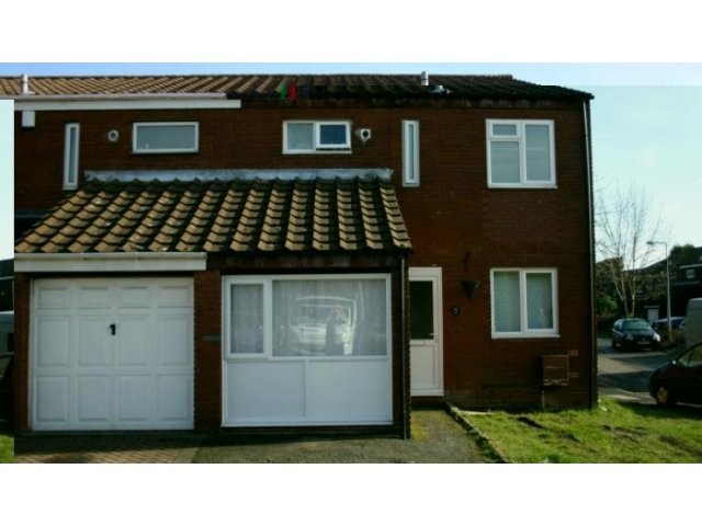 A Double Bedroom To Let In Hollinswood..