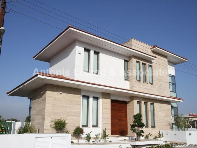 Stunning Hi Tec ultra Modern House.