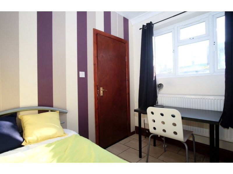 Single with single bed near Leytonstone..