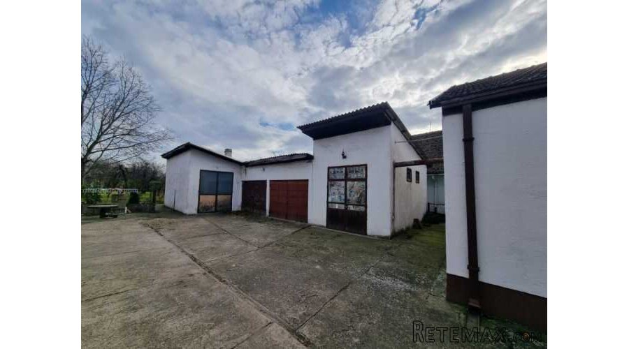 Kuca i pomocni objekti 220m2,plac 11ari - 2