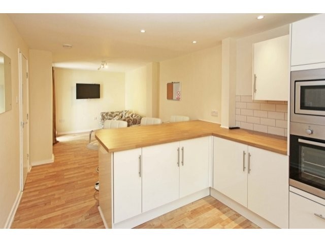 FULLY FURNISHED ROOM TO LET IN.. - 2