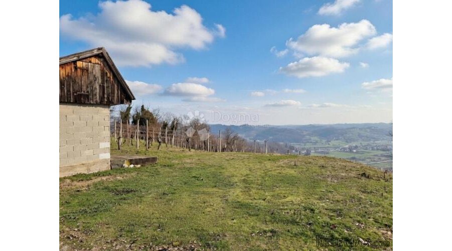Poljoprivredno zemljište s pogledom na Sveti križ Začretje