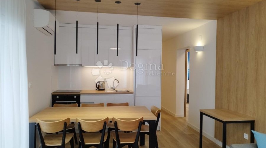 MODERNI VELIKI APARTMAN - MALINSKA - 350M OD MORA - 4