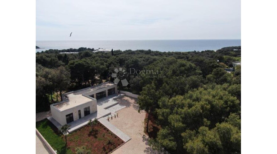ISTRA ,ROVINJ -MODERNA VILA SA PROSTRANOM OKUĆNICOM ! - 2