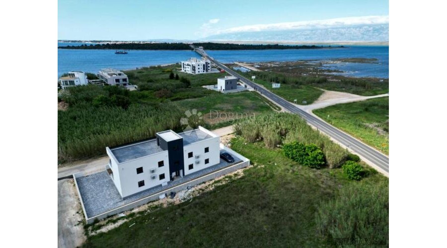 PRIVLAKA - MODERAN PENTHOUSE S4 SA KROVNOM TERASOM