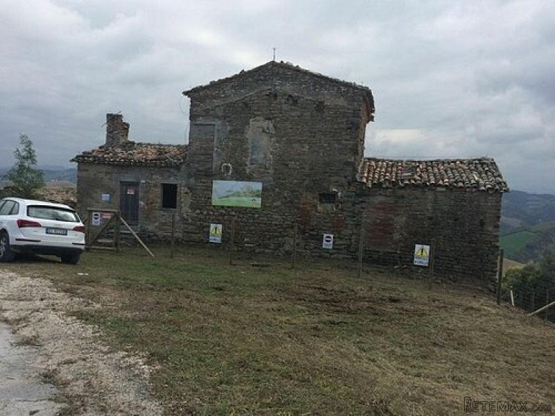 Large Property In A Panoramic Location