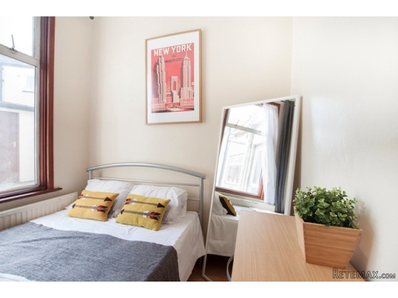Single with double bed near Stratford..