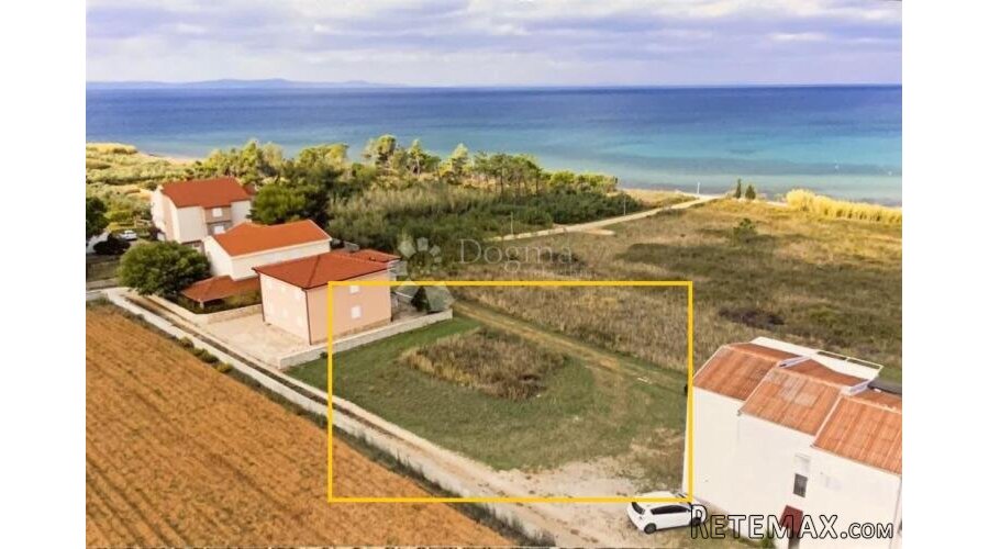 Atraktivno građevinsko zemljište 633m² svega 130m od mora! - 2