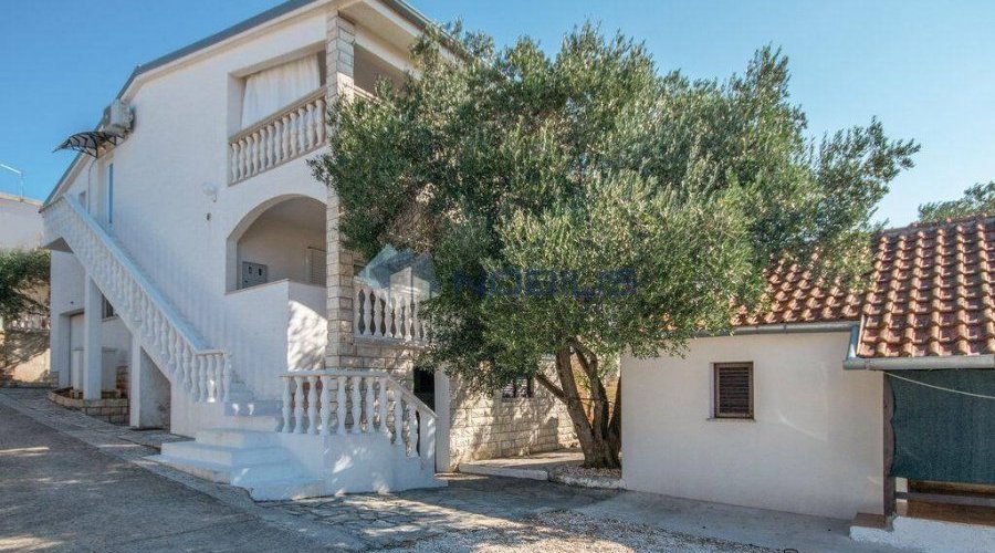 Pašman, Ždrelac - kuća katnica 200 m2 i bungalov