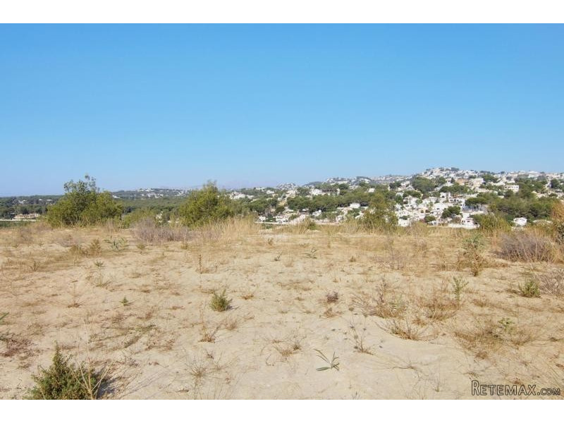 Building plot with lovely views to..
