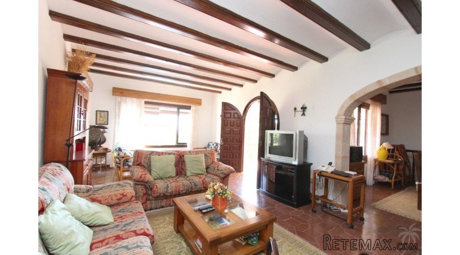 The house with a lot of potential is located on a plot of.. - 4