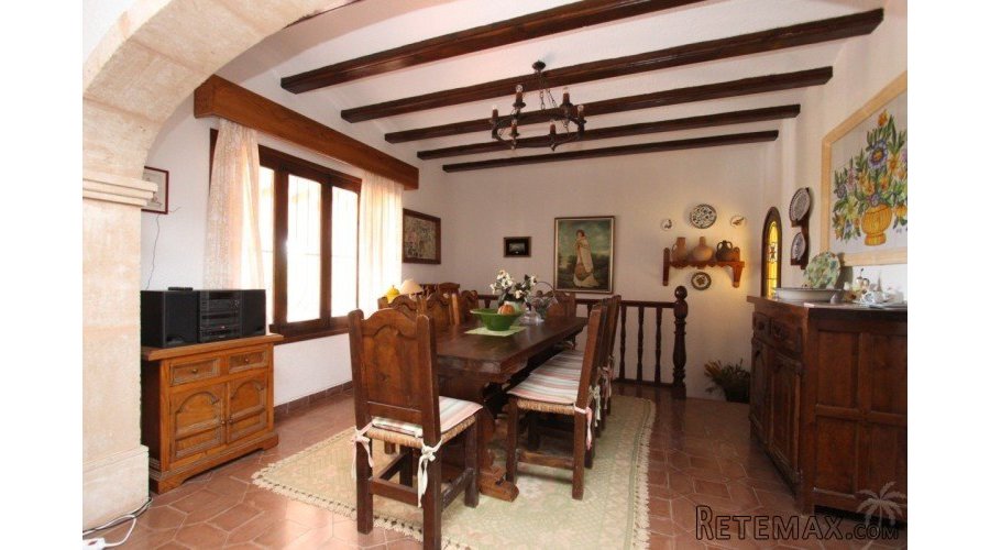 The house with a lot of potential is located on a plot of.. - 5