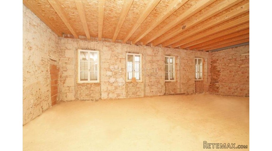 Prostrani dvoetažni stan s velikom terasom