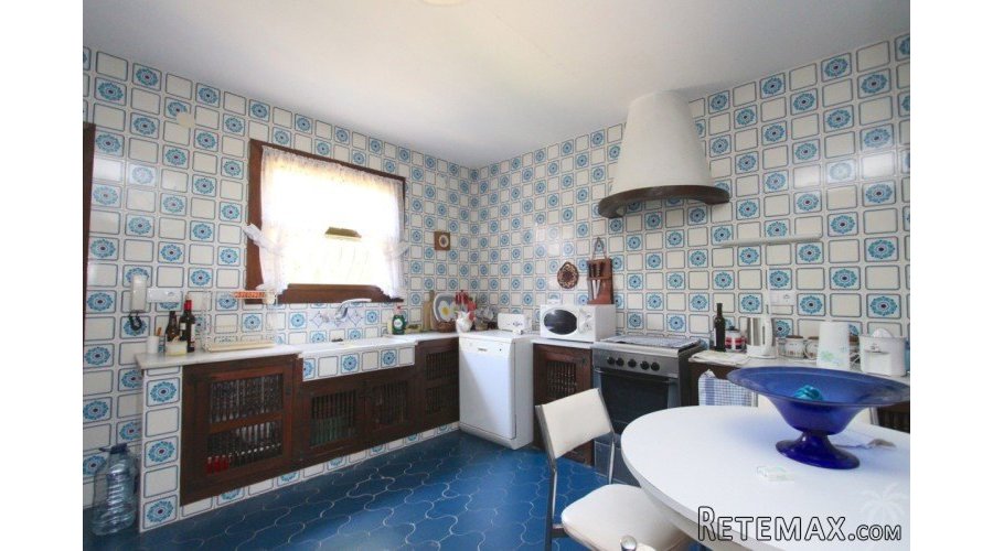 The house with a lot of potential is located on a plot of.. - 6