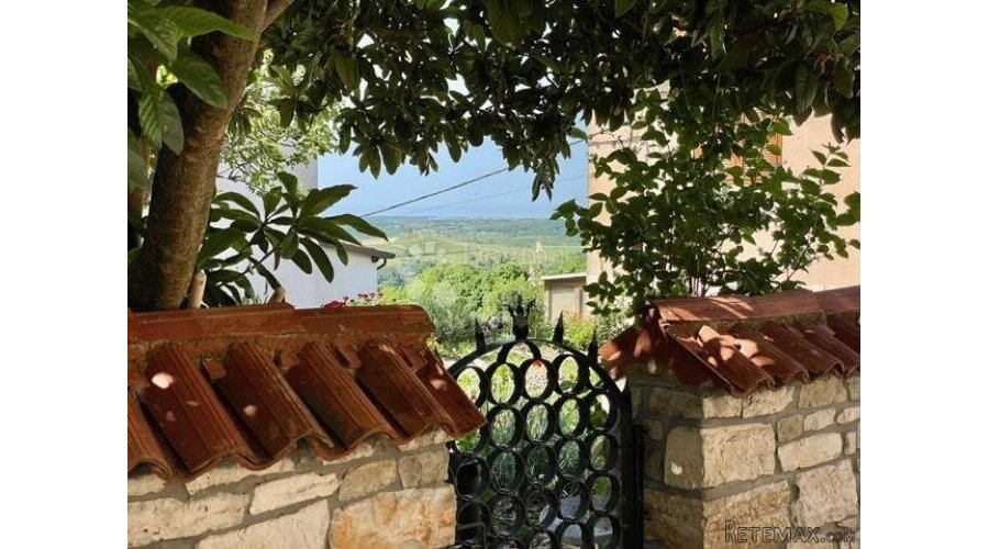 Kuća, s restoranom u prizemlju, u centru Buja