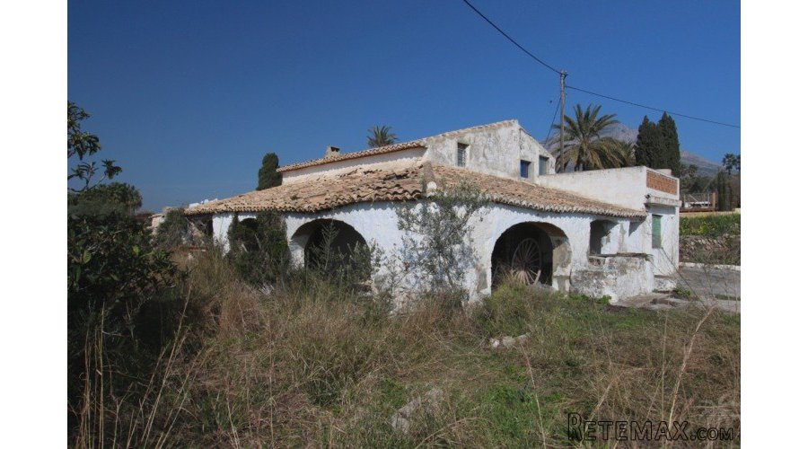 Traditional finca style property that needs total..