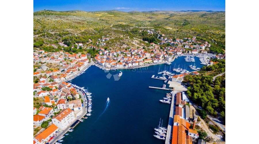 Brač -Milna samostojeća kuća 160m2