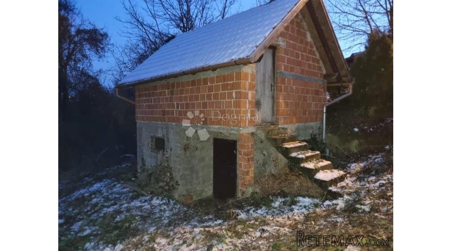 Vikendica uz šumu