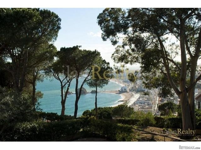 Seasonal rental in Blanes overlooking..
