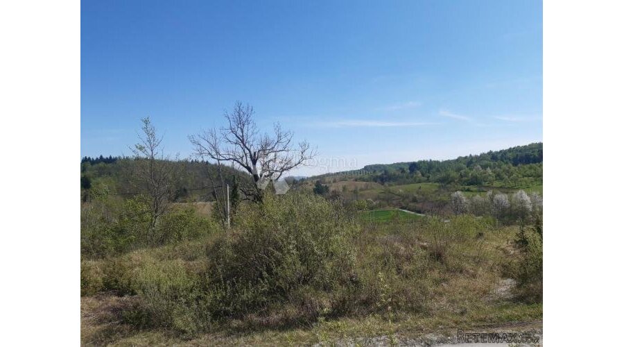 Zemljište uz asfaltiranu cestu