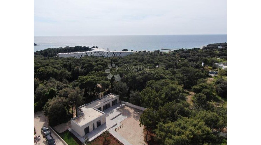 ISTRA ,ROVINJ -MODERNA VILA SA PROSTRANOM OKUĆNICOM !