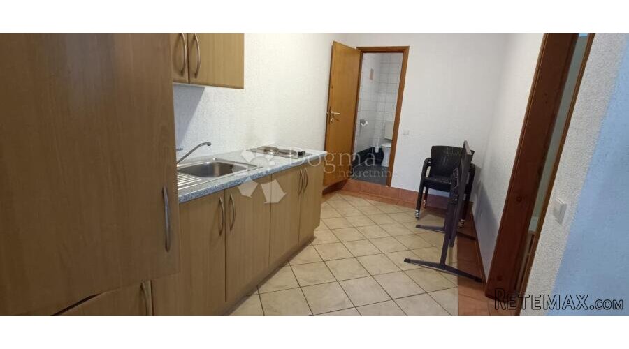 Omišalj, kuća sa 9 apartmana - 2
