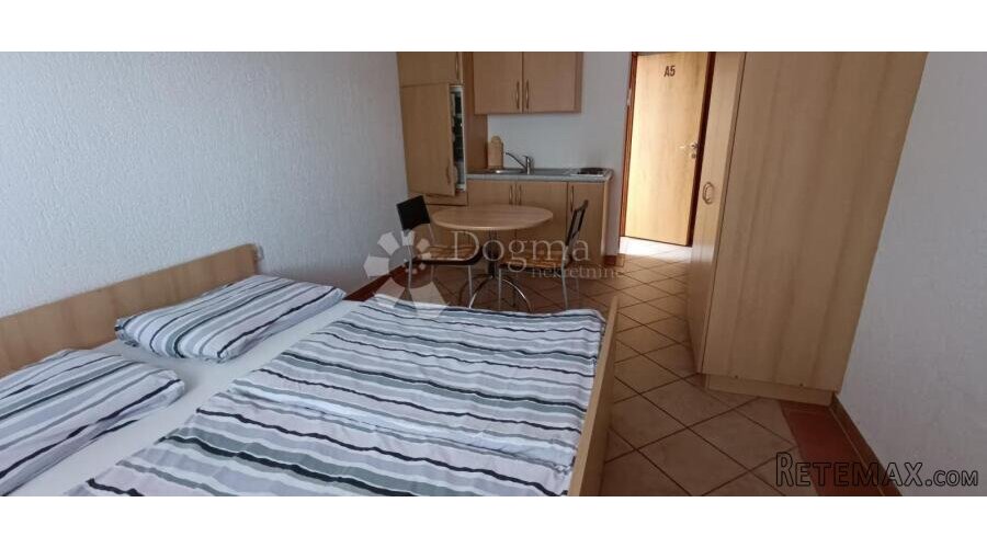 Omišalj, kuća sa 9 apartmana - 3
