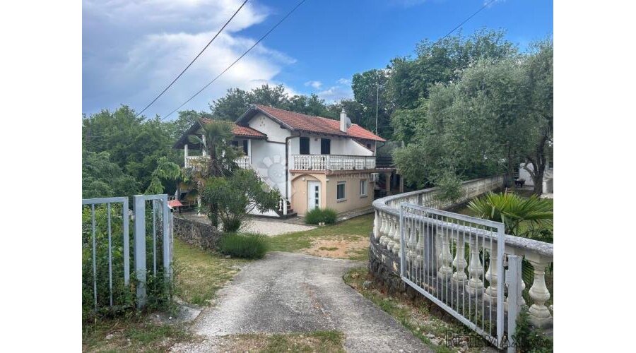 Dvojna kuća okružena prirodom