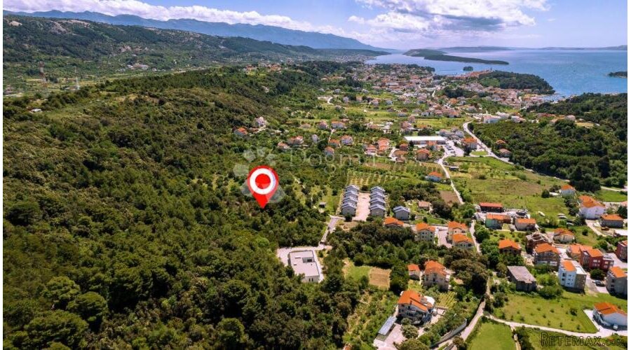 Samo kod nas! Građevnski teren u zelenoj oazi u Palitu.