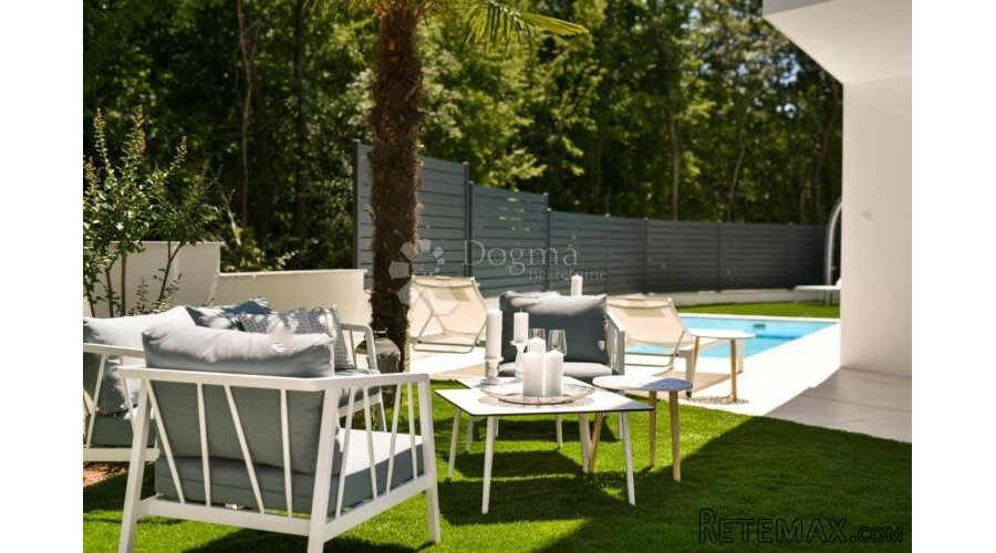 Njivice apartman 145m2 sa bazenom