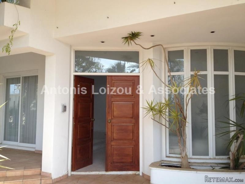 Detached house with internal s/pool in.. - 2