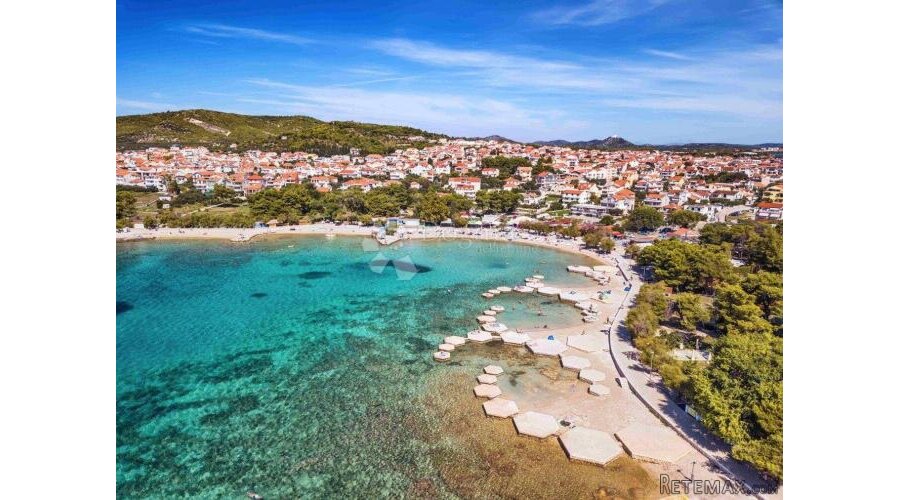 GRAĐEVINSKO ZEMLJIŠTE S POGLEDOM NA MORE, VODICE