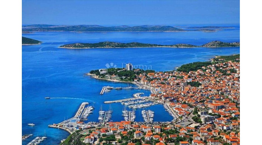 GRAĐEVINSKO ZEMLJIŠTE S POGLEDOM NA MORE, VODICE