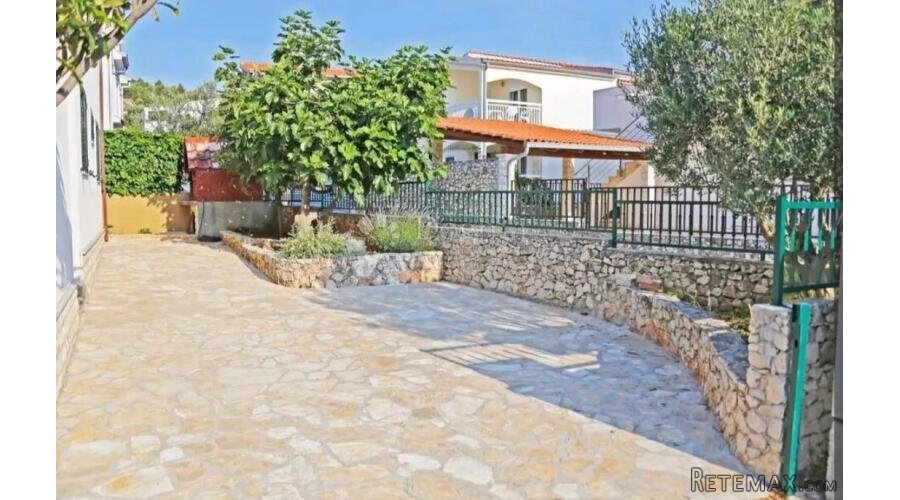 Kuća sa 4 apartmana 100 metara od mora