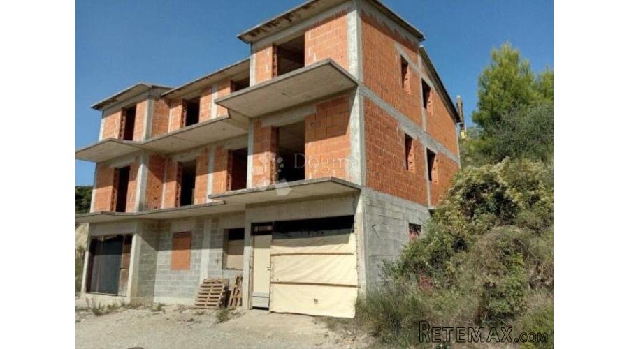 Troetažna kuća s velikim potencijalom, roh bau
