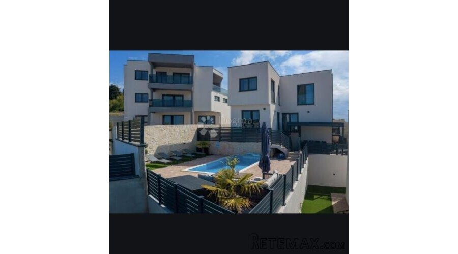 Vodice – luksuzna novogradnja s bazenom i panoramskim pogled - 3