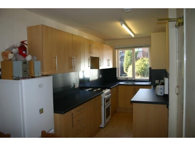 A Double Bedroom To Let In Hollinswood.. - 2