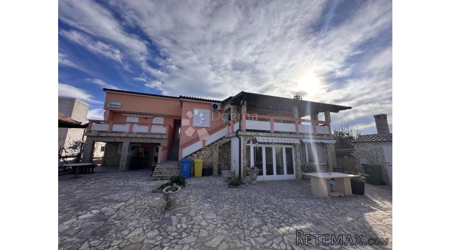 VIR PRODAJE SE KUĆA SA 8 APARTMANA UHODANA U POSAO SA TURIZM