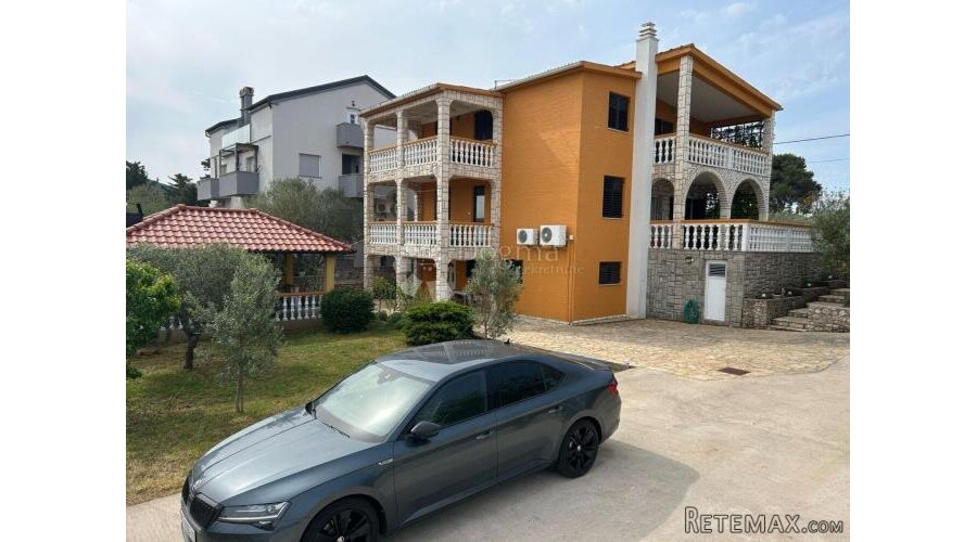 Prekrasna kuća s više apartmana, 150 m od mora