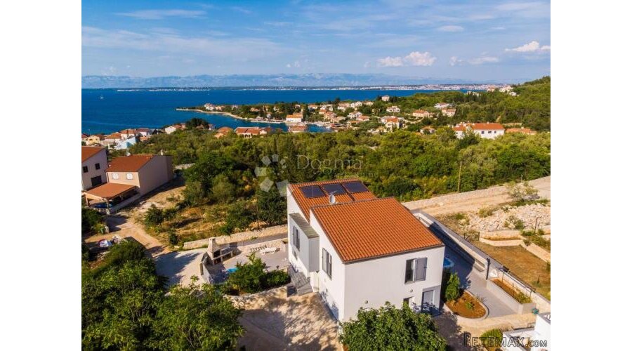 Tri kuće sa bazenom u blizini mora