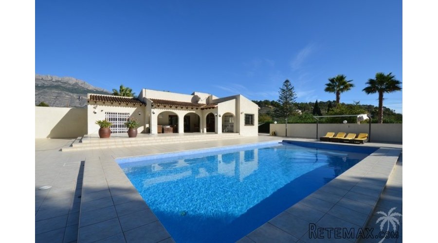 This finca is located on a spacious plot of almost 10,000m2.. - 3