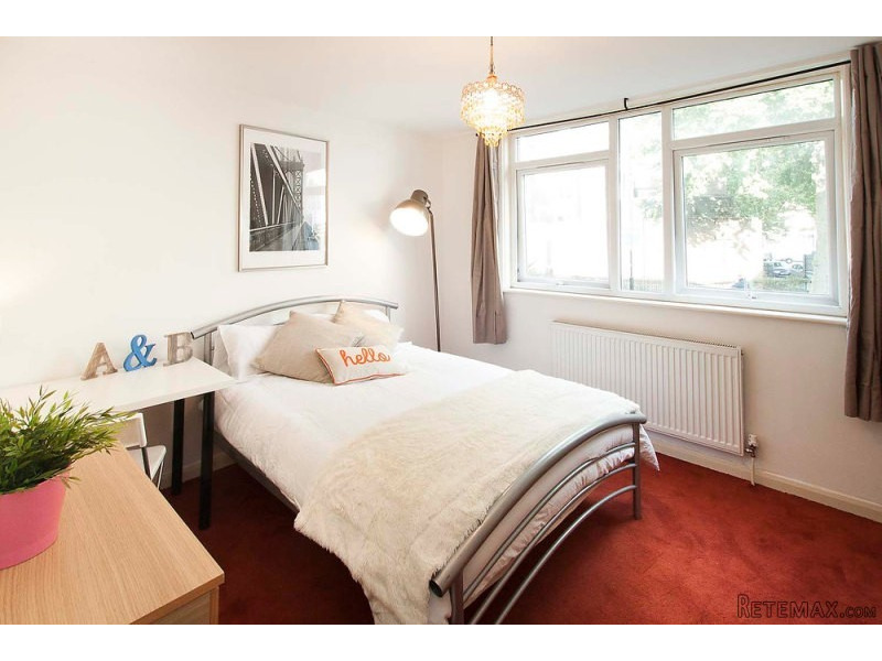 Twin for couple near Westbourne Park..