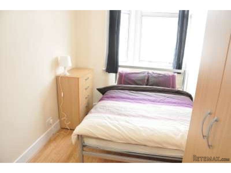 Single with double bed near Turnpike..
