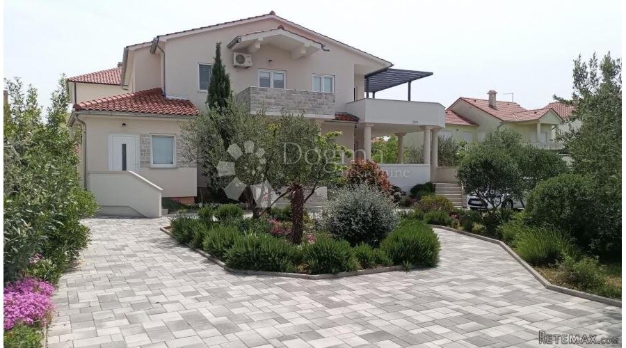 VODICE PREKRASNA KUĆA SA TRI STAMBENE JEDINICE - 2