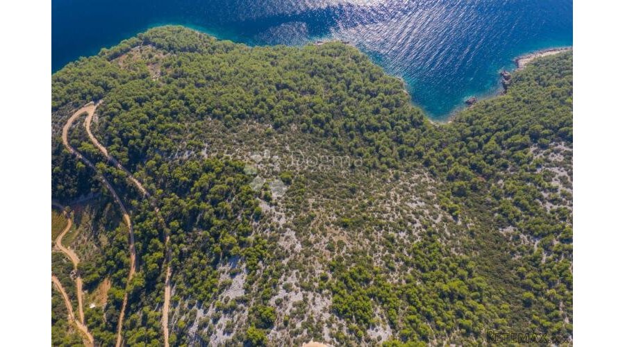 POLJOPRIVREDNO ZEMLJIŠTE NA OTOKU HVARU