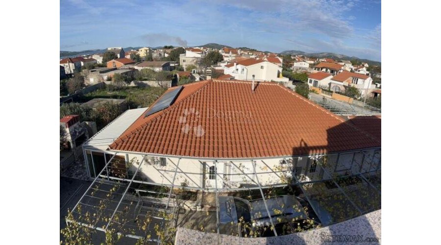 Pirovac - Apartmanska kuća s lijepom okućnicom