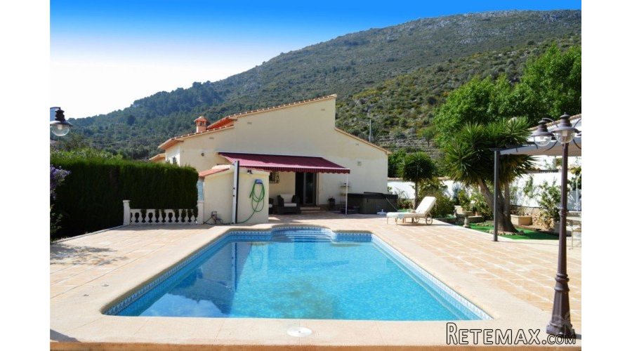 A charming detached villa located on a large flat plot.. - 2