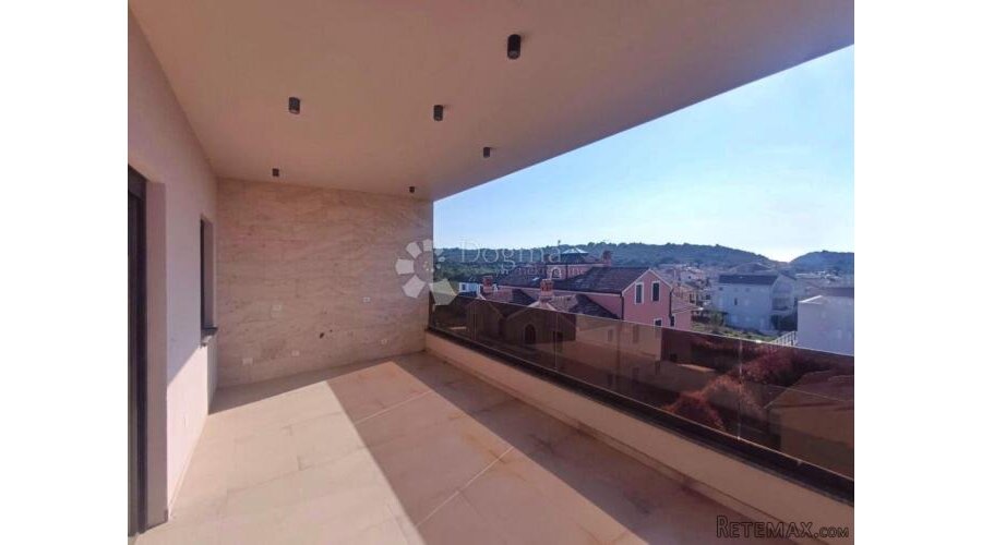PREKRASNI PENTHOUSE S VELIKOM TERASOM I POGLEDOM NA MORE! GA - 2