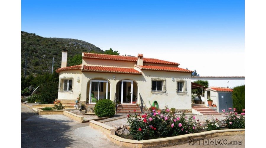A charming detached villa located on a large flat plot.. - 3